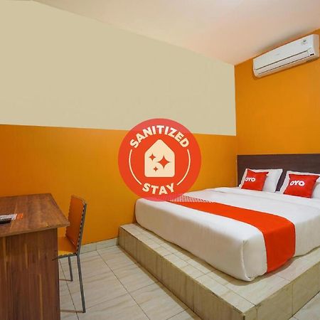 Super Oyo 2639 Oxy Townhouse Manado Exterior foto